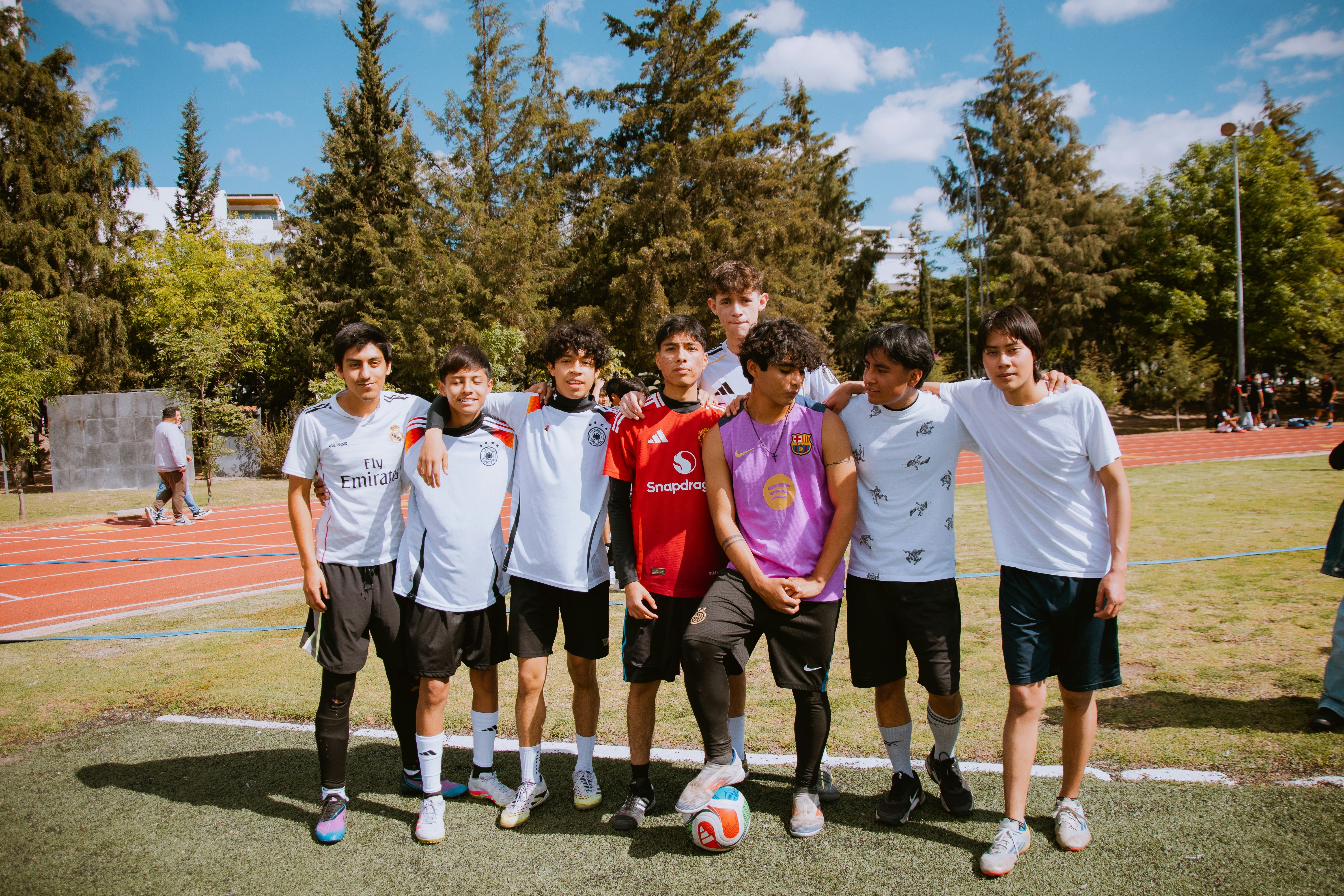 米兰1分钟进球！特奥拙劣演技假摔被罚下！总分1-2无缘欧冠16强！